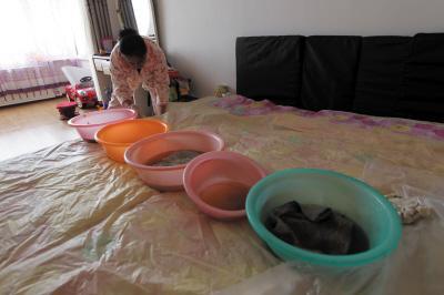 镇安楼上漏水，住户失联，小区没物管，业主维权难！律师来支招……